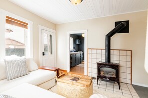 Televisie, een open haard, een kantoor en een computerscherm