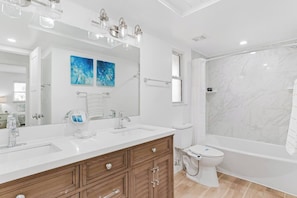 Shower, towels - Spacious Coastal Home | Walk to Beach + Beach Gear (Indian Rocks Beach)
