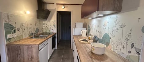 Fridge, cookware/dishes/utensils