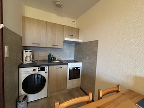 Fridge, cookware/dishes/utensils