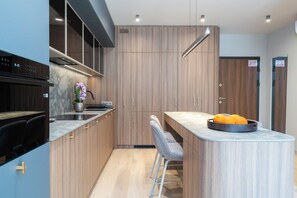 Geladeira, fogão, cooktop, lava-louças