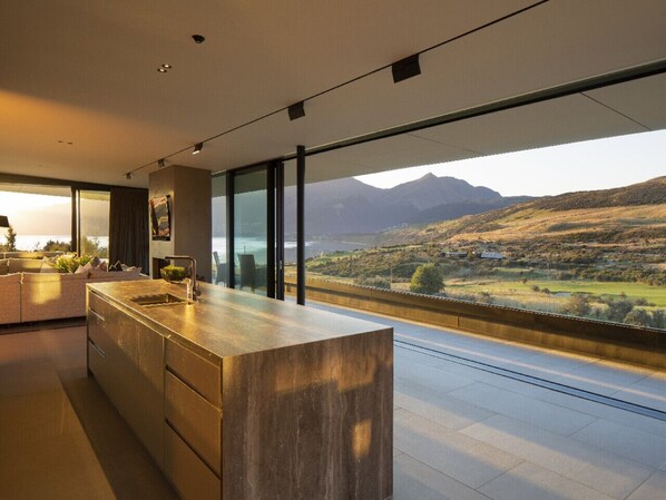 Lobby - Falconridge - Architectural dream home on Jacks Point golf course (Jacks Point)