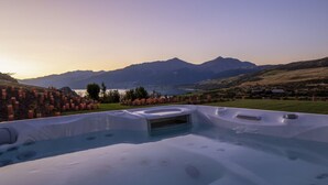 Ein Whirlpool mit Blick auf Berge und einen See.
