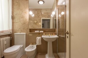 Shower, free toiletries, hair dryer, bidet