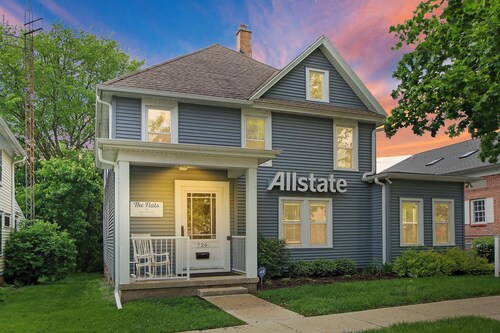 The Flats of Lake Geneva- Suite 1- Central downtown location, perfect for couples!