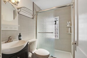 Een douche, een haardroger, handdoeken