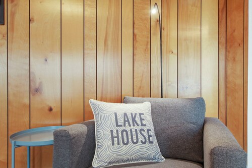 Perfect for Couples! Walk to Town! Parking & Balcony