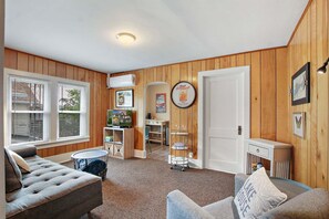 Smart TV - Perfect for Couples! Walk to Town! Parking & Balcony (Lake Geneva)