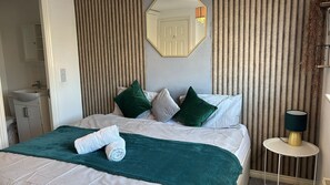 3 bedrooms, iron/ironing board, free WiFi, bed sheets - Deluxe Stylish Cantebury Home (Hersden)