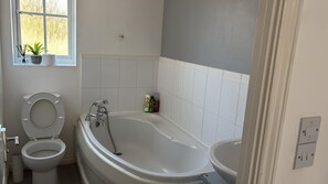 Shower, towels, soap, toilet paper - Deluxe Stylish Cantebury Home (Hersden)