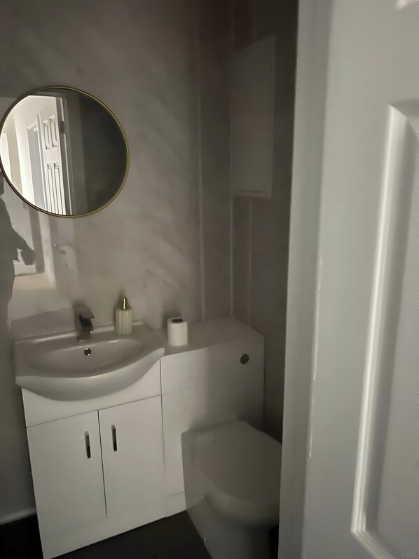 Shower, towels, soap, toilet paper - Deluxe Stylish Cantebury Home (Hersden)