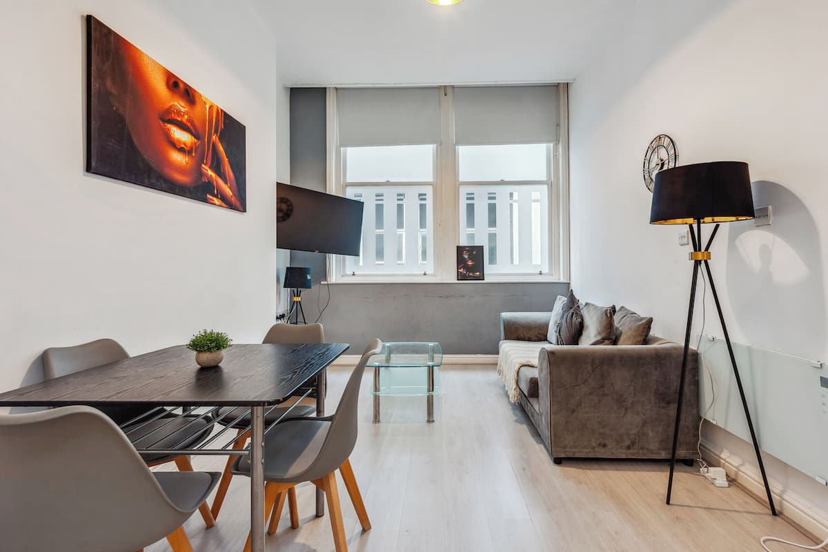 Appartement, 2 chambres | Aire de séjour | Téléviseur de 40 po avec télévision numérique, Netflix