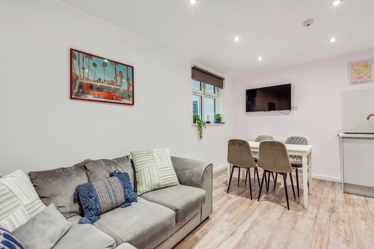 Apartment, 2 Bedrooms | Living area