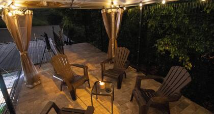 Gated cozy retreat 5mins from highway, full kitchen and secure parking