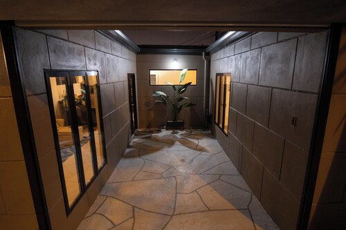 Gated cozy retreat 5mins from highway, full kitchen and secure parking