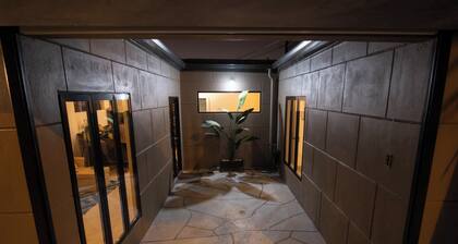 Gated cozy retreat 5mins from highway, full kitchen and secure parking