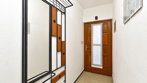 A narrow hallway with a wooden door and a white wall. - Apartment 2372/141541 (Istria - Presika), 5000m from the beach (Presika)