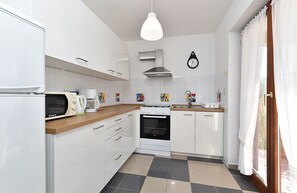 Een koelkast, een microgolfoven, een oven, een kookplaat