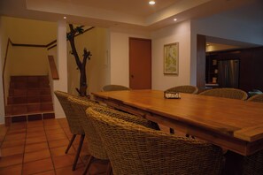 Dining - Beautiful lagoon view house (Cancún)