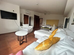 3 bedrooms, iron/ironing board, WiFi, bed sheets - Beautiful lagoon view house (Cancún)