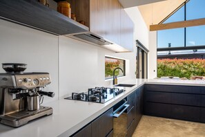 Réfrigérateur, four, cafetière/bouilloire, tables à manger