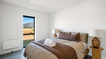 3 bedrooms, internet, bed sheets