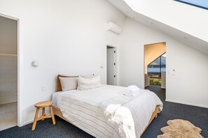3 bedrooms, internet, bed sheets