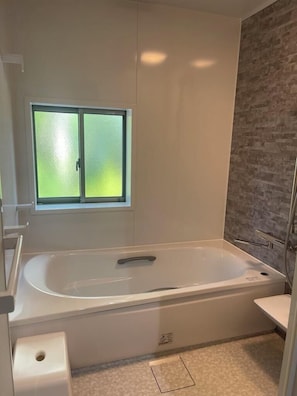 Eenvoudige tweepersoonskamer | Badkamer