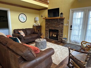 Smart TV, fireplace, table football - New: Charming and Cozy, Great Value! (Swanton)