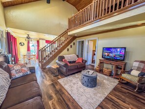 Smart TV, fireplace, table football - New: Charming and Cozy, Great Value! (Swanton)