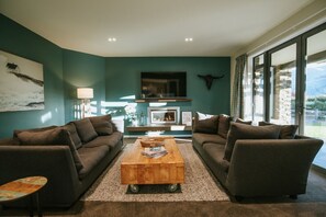 Télévision, cheminée