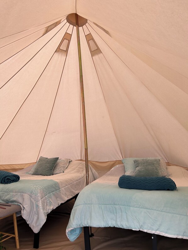 1 bedroom, WiFi, bed sheets - #Y4 Aurora Haven Yurt- 2 Dbl beds- No pets please (Drumheller)