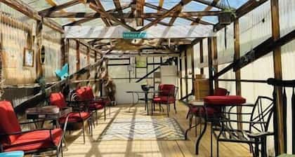 #Y5 Lumberjack Lounge Yurt-1 Queen Bed- Pets friendly