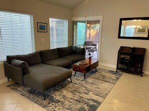 تلفزيون ذكي، مدفأة، شاشة كمبيوتر