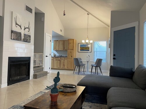 Peaceful Compound in Northeast Tucson with 3-Bed, Gym Equipment & Putting Green