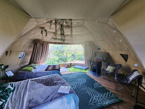 1 bedroom, WiFi, bed sheets - #D3 Rainforest Getaway Dome- 2 Dbl beds-No pets Please (Drumheller)