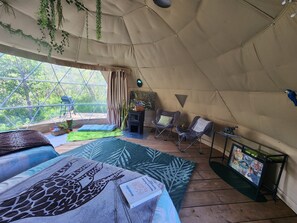 1 bedroom, WiFi, bed sheets - #D3 Rainforest Getaway Dome- 2 Dbl beds-No pets Please (Drumheller)