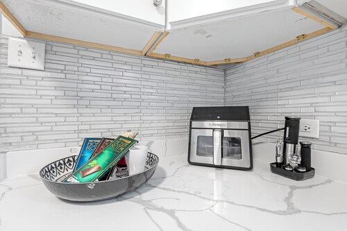 Spacious 5-bedroom/2-bathroom apartment in marvelous Chicago with AC, Wi-Fi