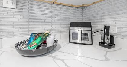 Spacious 5-bedroom/2-bathroom apartment in marvelous Chicago with AC, Wi-Fi