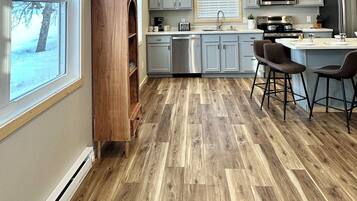 Réfrigérateur, micro-ondes, four, plaque de cuisson