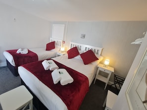 Room 8- Second Floor Family Room En-suite | 무료 WiFi