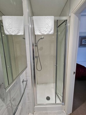Room 1 - Ground Floor Twin/King En-suite | Bathroom | Shower, hair dryer, towels, soap