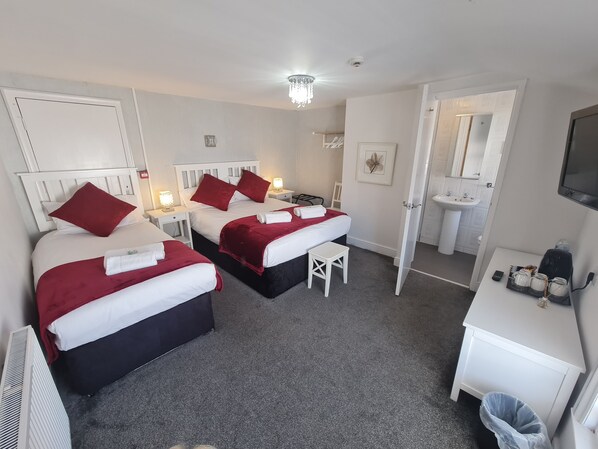 Room 8- Second Floor Family Room En-suite | 무료 WiFi