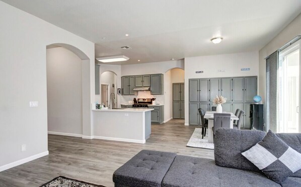 Living area - Cozy Single Story Retreat Near Sac Downtown (Sacramento)