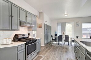 Private kitchen - Cozy Single Story Retreat Near Sac Downtown (Sacramento)