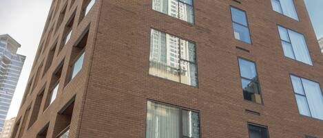 Un edificio alto de ladrillo con el letrero