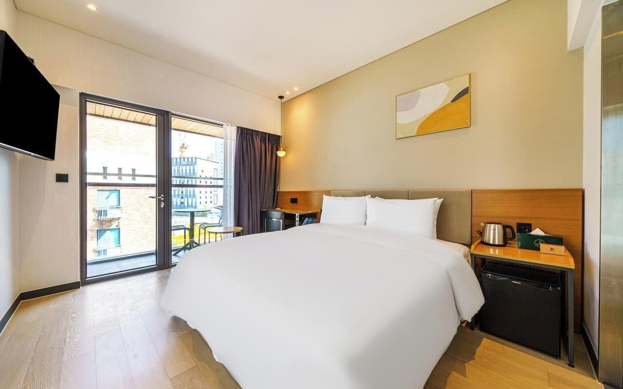 Soundproofing, free WiFi, bed sheets