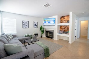 Smart-TV, Videospiele, Tischfußball, Tischtennisplatte