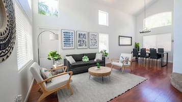 Smart TV, videojuegos, futbolito y tenis de mesa