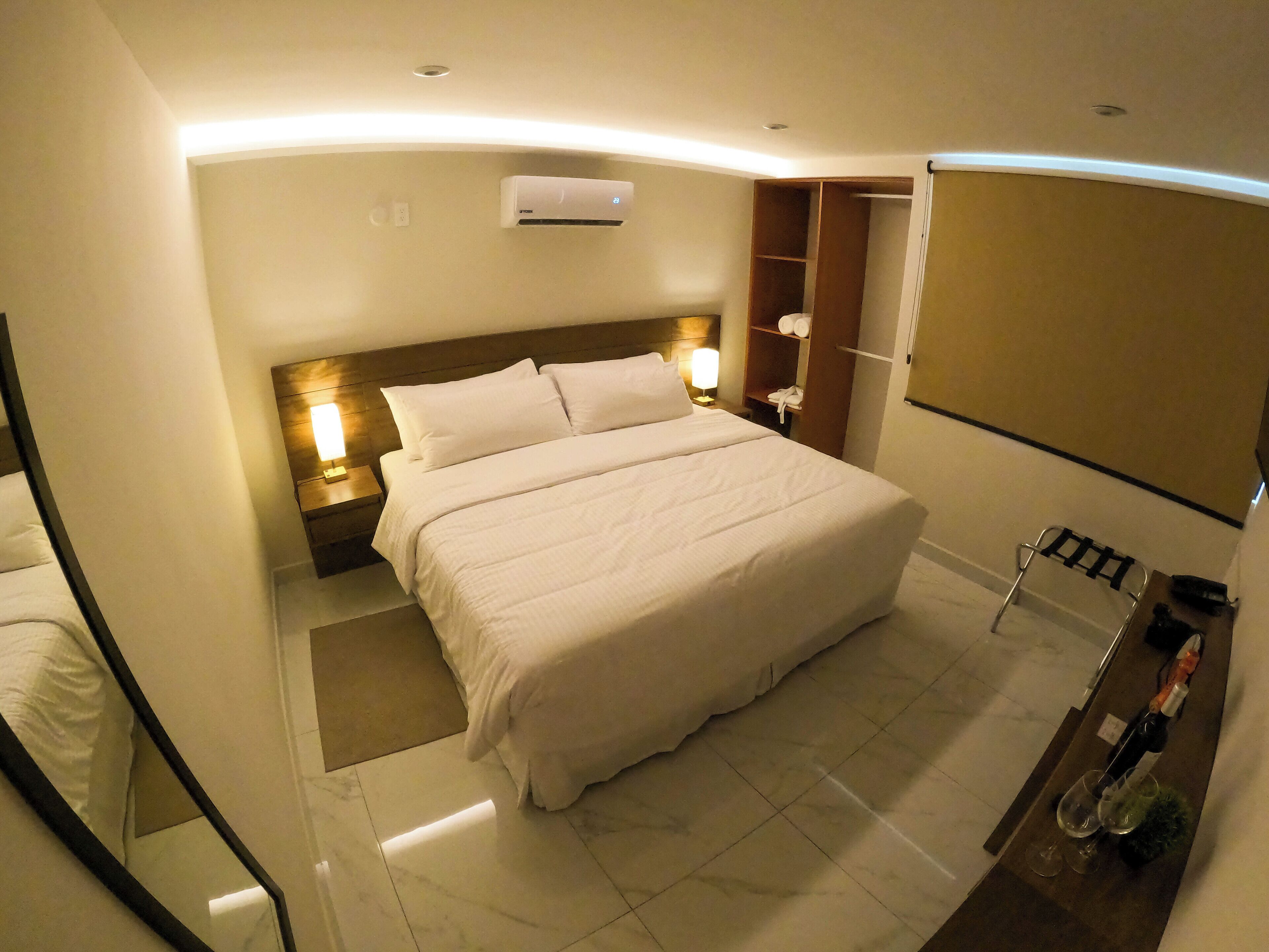 Two Bedroom Deluxe Suite | Bộ đồ giường kháng dị ứng, nệm cao su hoạt tính (memory foam), minibar 